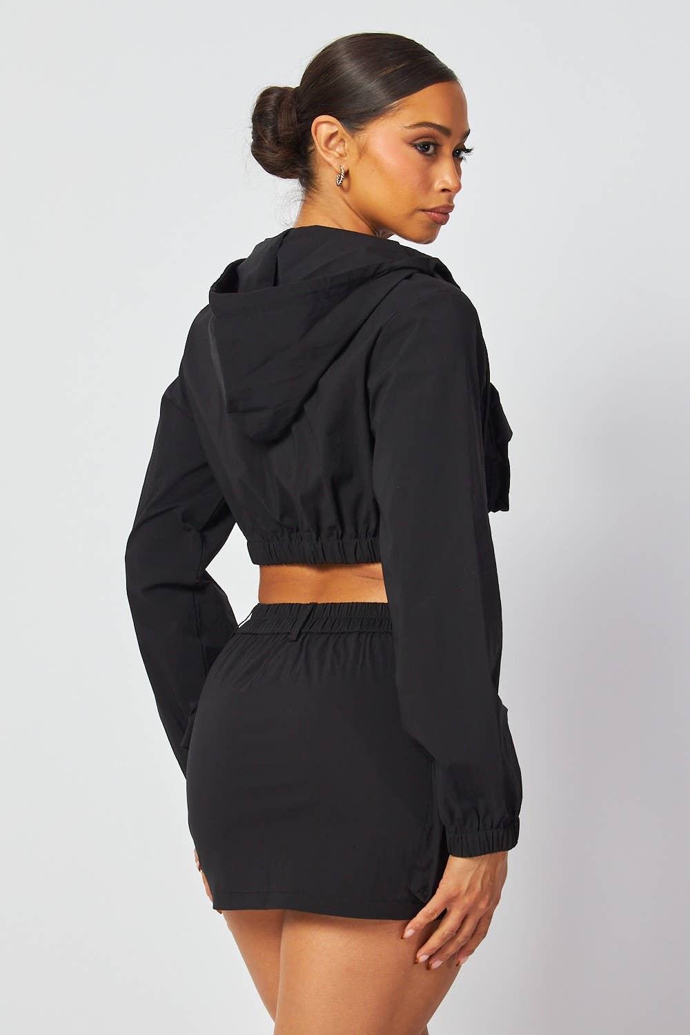 Hot & Delicious – Engroshandel Top- og nederdelsæt - Dame – Elena Hoodie Crop Jacket & Cargo Mini Nederdelsæt (HGC10247)2