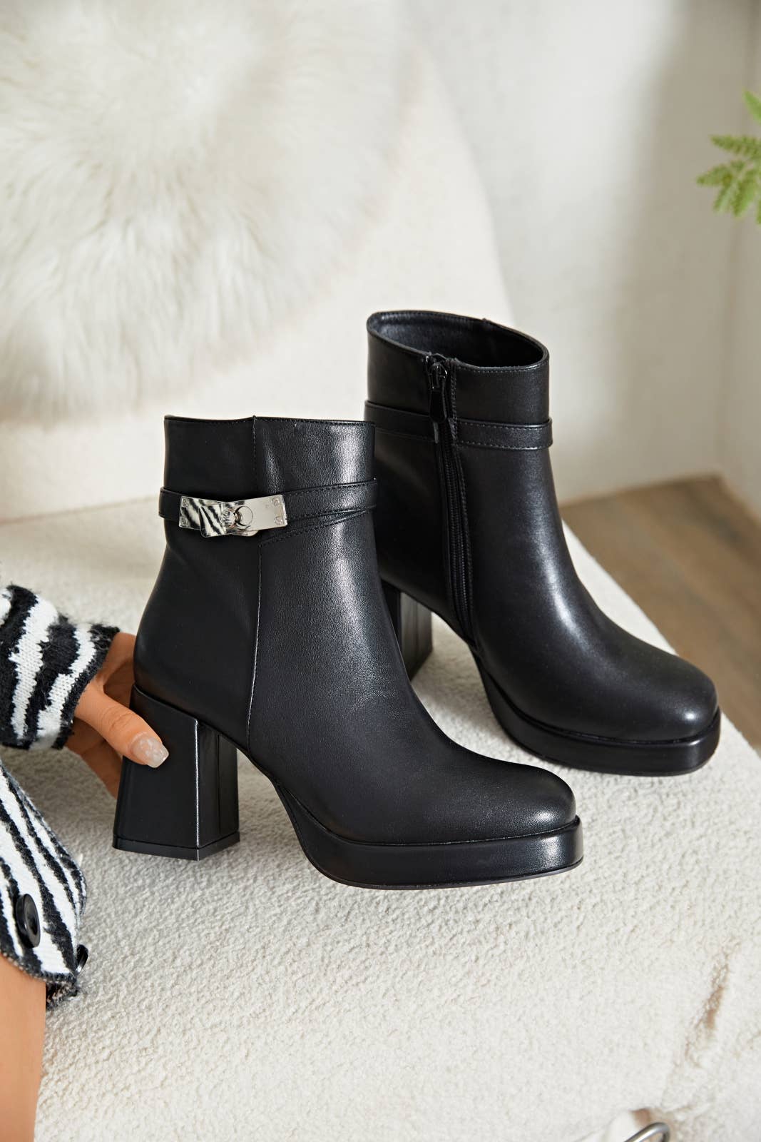 ERYNN – wholesale Booties – Women's – heeled ankle boot with buckle - Penelope0