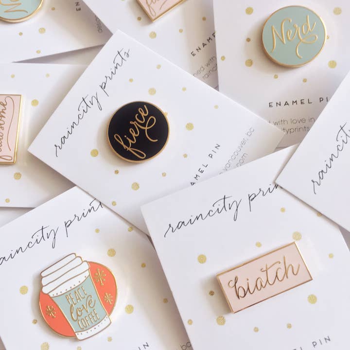 Raincity Prints – wholesale Nål och knapp för kavajslag – Biatch - Emalj Pin