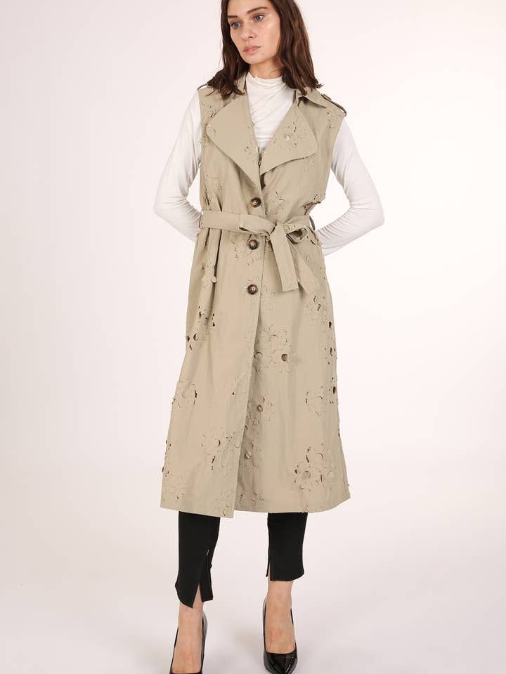 Ärmlös trenchcoat med blommigt utskuret detaljbälte PM4184 för wholesale av Beulah Style