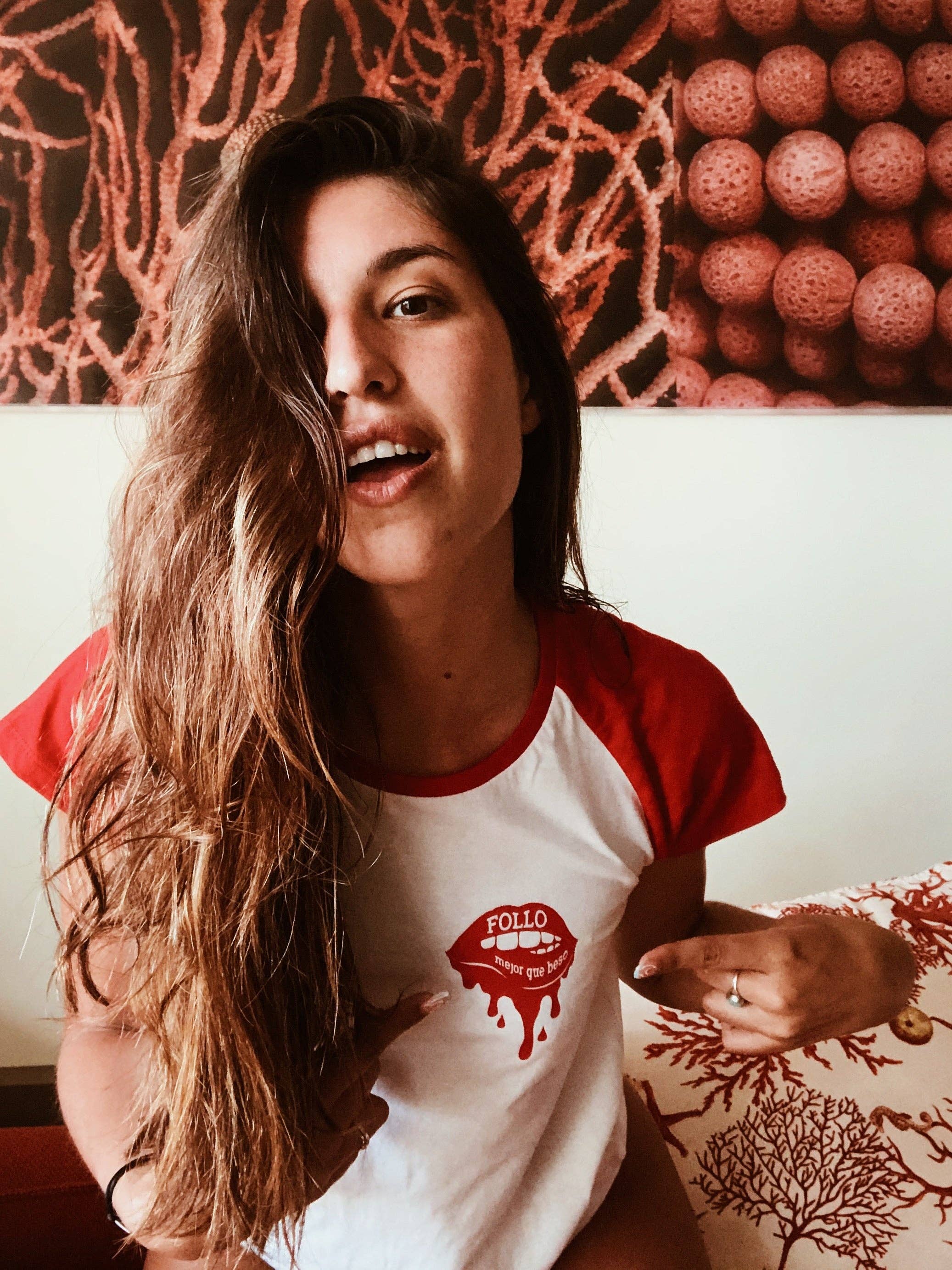 White Red Follo Mejor Que Beso T-shirt for wholesale on Faire3