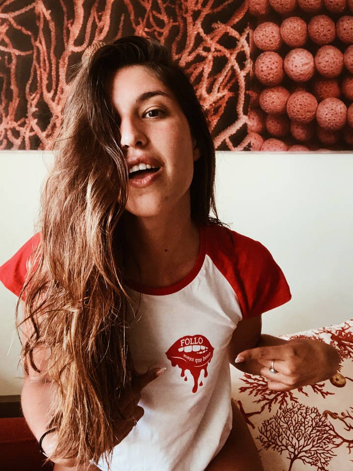 White Red Follo Mejor Que Beso T-shirt for wholesale on Faire3