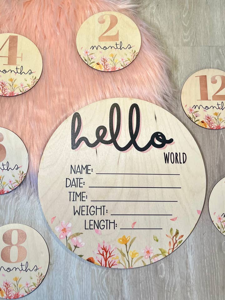 Vildblomst Baby Milepæl & 'Hej Verden' Annonceringsskilt for engroshandel hos M&H Custom Crafts, Gifts, & Designs