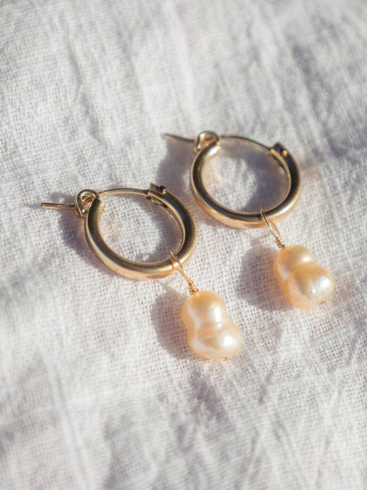 Aros tipo argolla Greta Gold con perlas barrocas para venta al por mayor de For Me by Vi