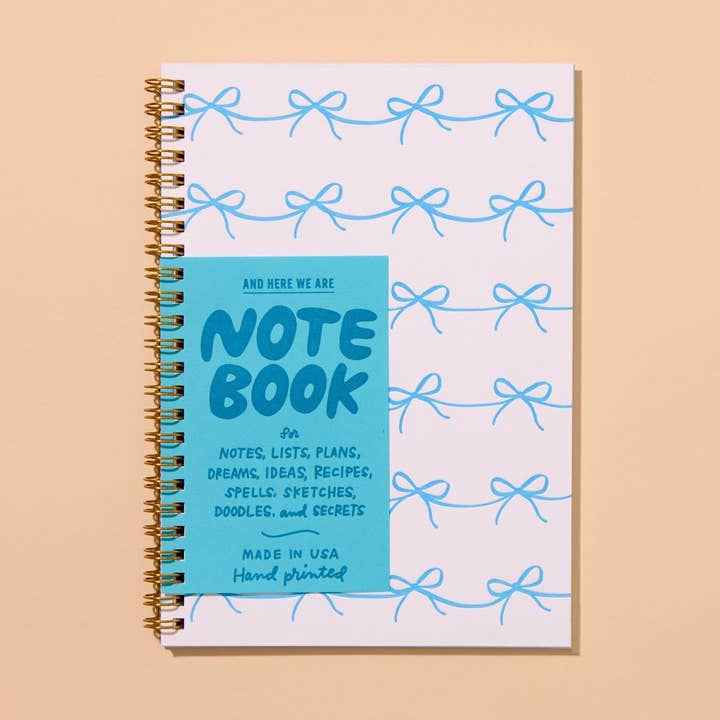 Carnet à spirale Letterpress avec nœuds - Fabriqué aux États-Unis - Féminin, Coquet, Mignon - Petit cadeau, Fêtes, Guide de cadeaux pour la vente par And Here We Are