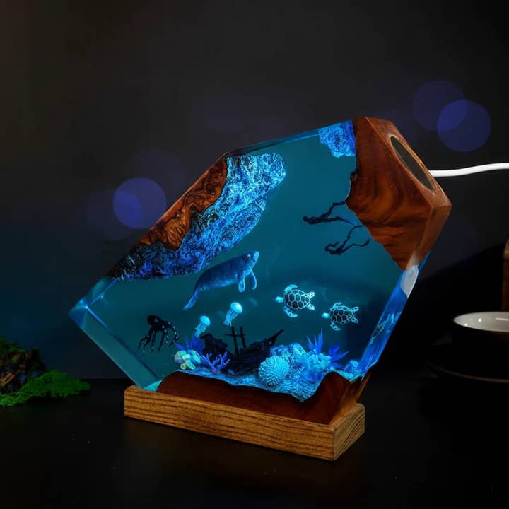Lampe veilleuse en résine océan avec lamantin, tortue, pieuvre et plongeur pour la vente par Merchemy