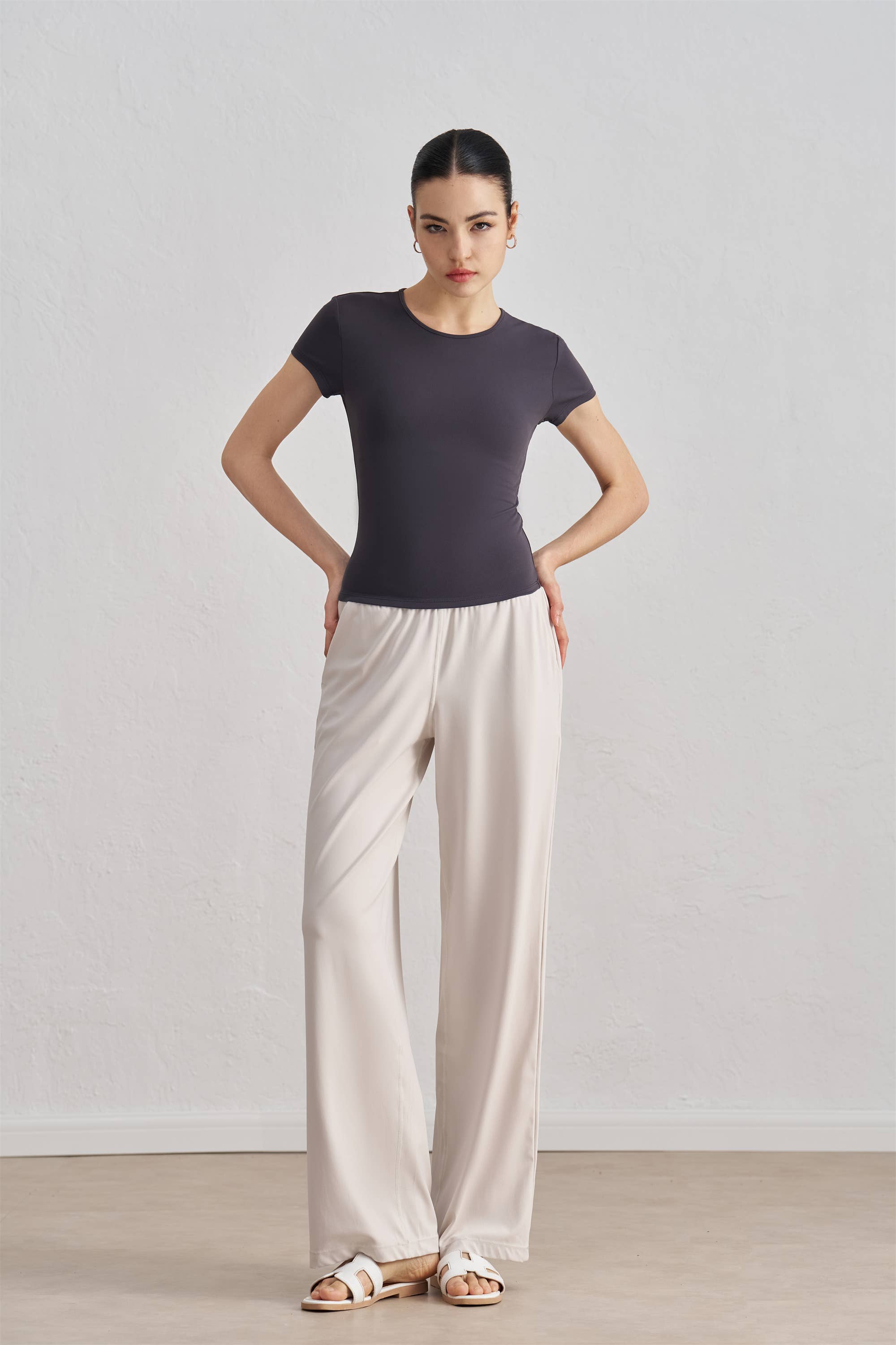 91thelabel - Vente Haut de sport – femme - T-shirt de sport sculpté à col rond et manches courtes Tessa13