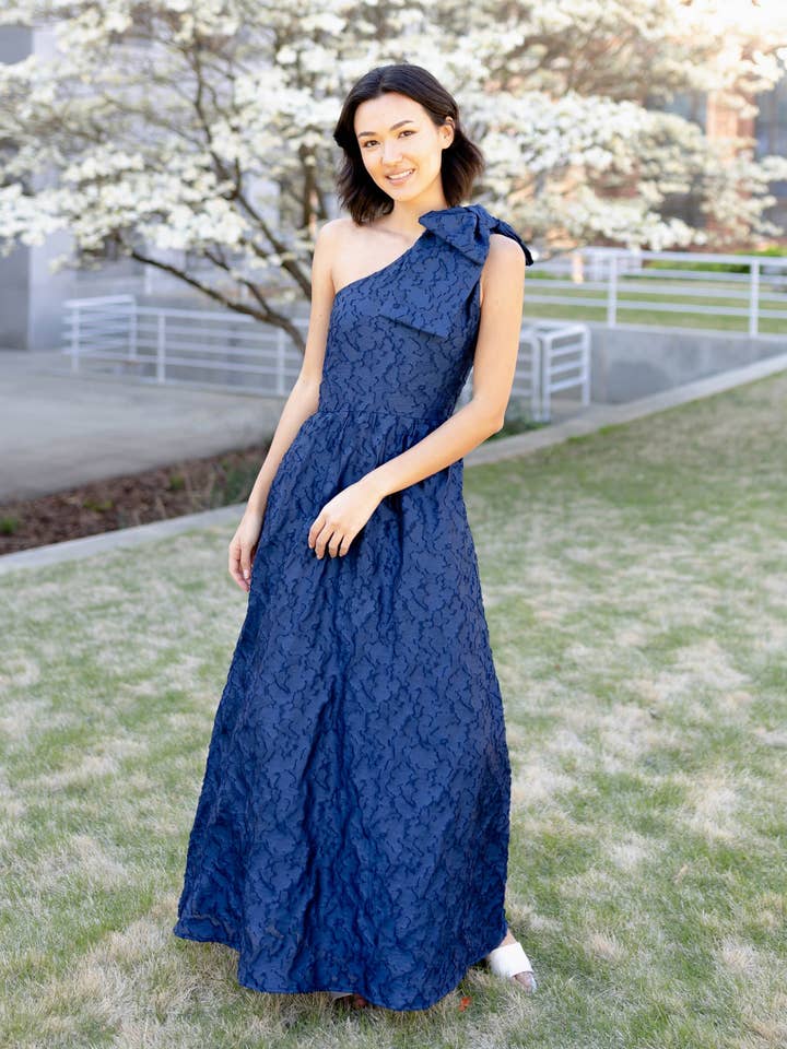 Caroline Klänning Marinblå Moln Organzapåse för wholesale av Abbey Glass