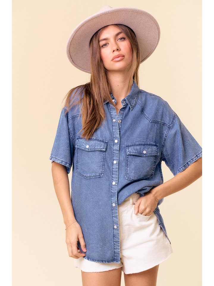 Doe and Rae – Engroshandel Skjorte med buttondown – til kvinder – KORTÆRMET OVERDIMENSIONERET DENIM SKJORTE MED KNAP - 43949T