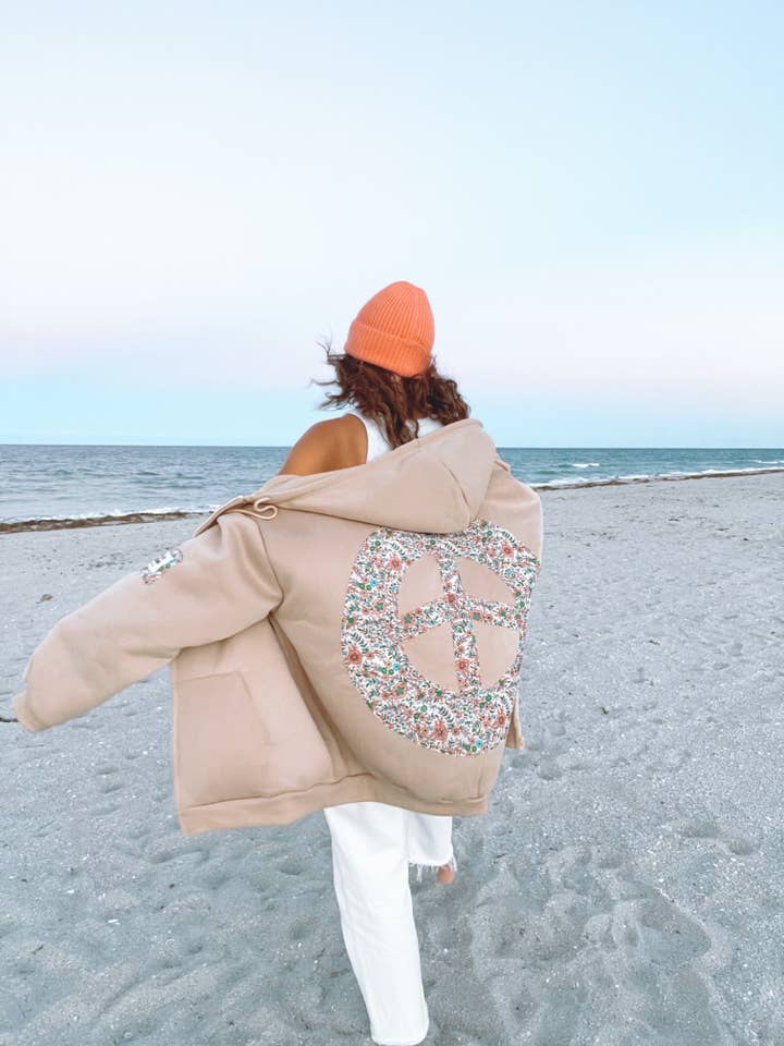 Felpa con cappuccio Santa Cruz per la vendita all'ingrosso da parte di Erin Made