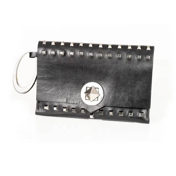 Bracelet en cuir clouté d'étoiles de fer fait main pour la vente par The Dark