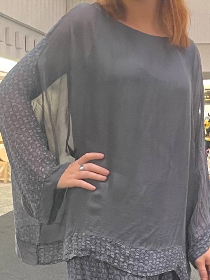 Wendbar aus Top-Silk, eine Seite bedruckt, die andere einfarbig für den Großhandel von Dance in Paris