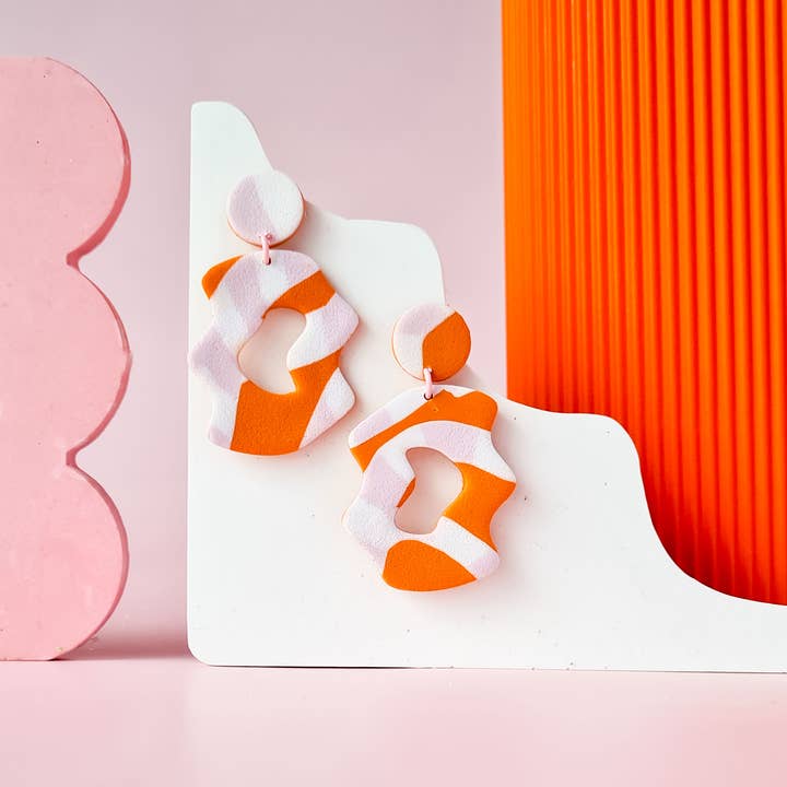 Mono - Vendita all'ingrosso Orecchini pendenti - Orecchini fatti a mano in argilla polimerica a forma organica arancione e rosa.3