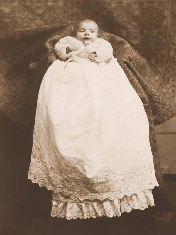 La petite Georgie reçoit une robe pour la vente par Wicked History Greeting Cards