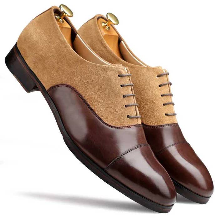 Chaussures habillées à bout capuchon en cuir suédé marron-beige pour hommes pour la vente par The Royale Leather