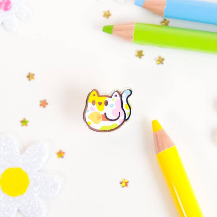 Spilla in smalto a forma di gatto pittore - Tinycats per la vendita all'ingrosso da parte di Sparkles in the Wild