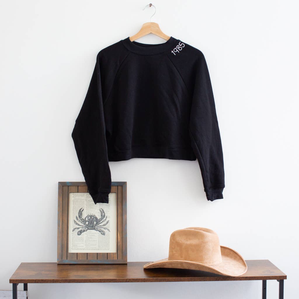 Magill - Wholesale Sweatshirt - Women's - Embroidered Neckline Crewneck Sweatshirt Cropped Womens2