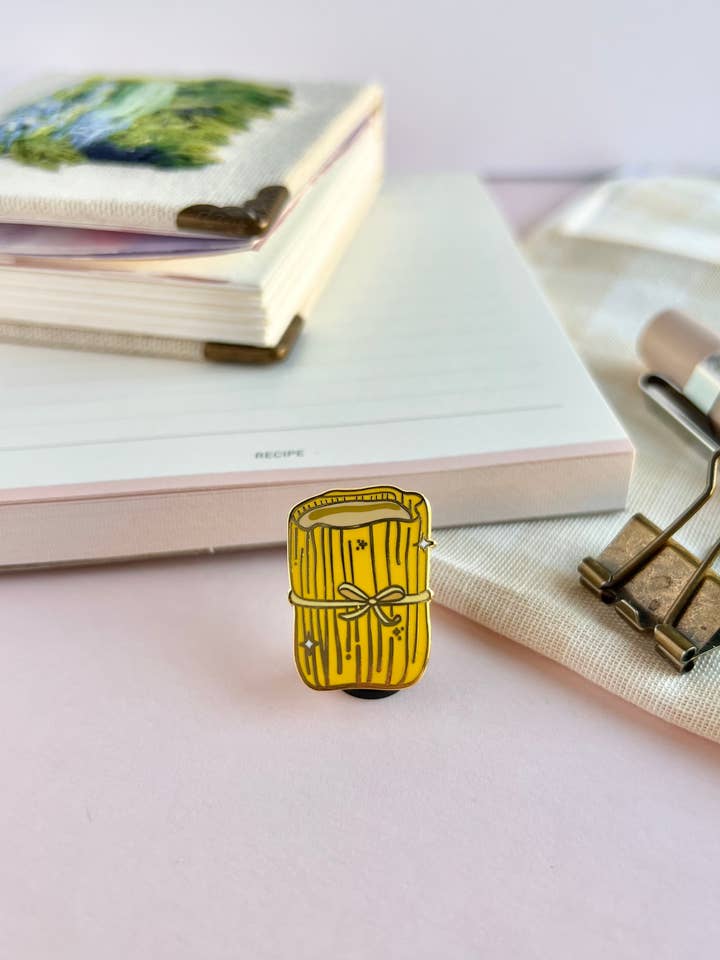 Épinglette en émail Tamal pour la vente par Marlene Vega Studio