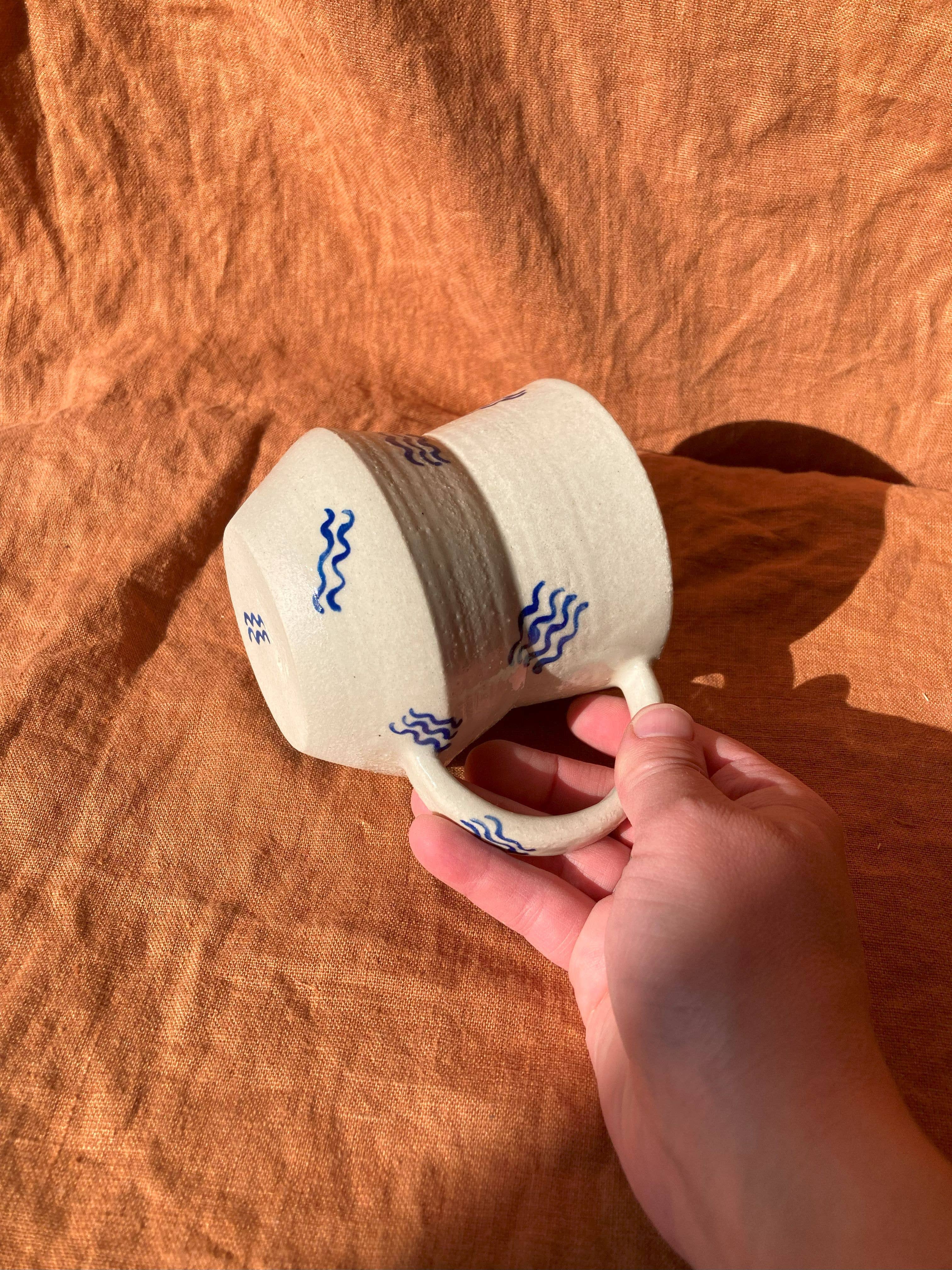 Dancing Dunes Ceramics - Vente Tasse à café - Tasse ondulée inclinée3