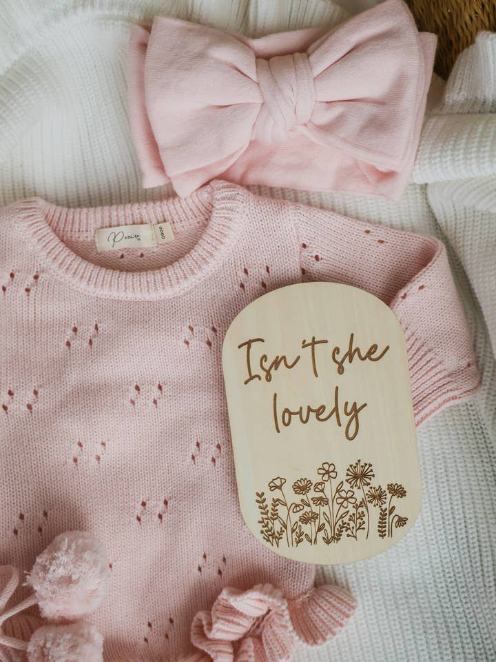 PLACA ¿NO ES ELLA ENCANTADORA? para venta al por mayor de Petite + Co