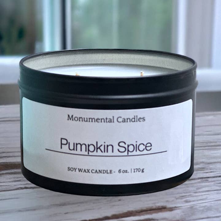 Pumpkin Spice 6 oz mattschwarze Zinnkerze für den Großhandel von Monumental Candles LLC
