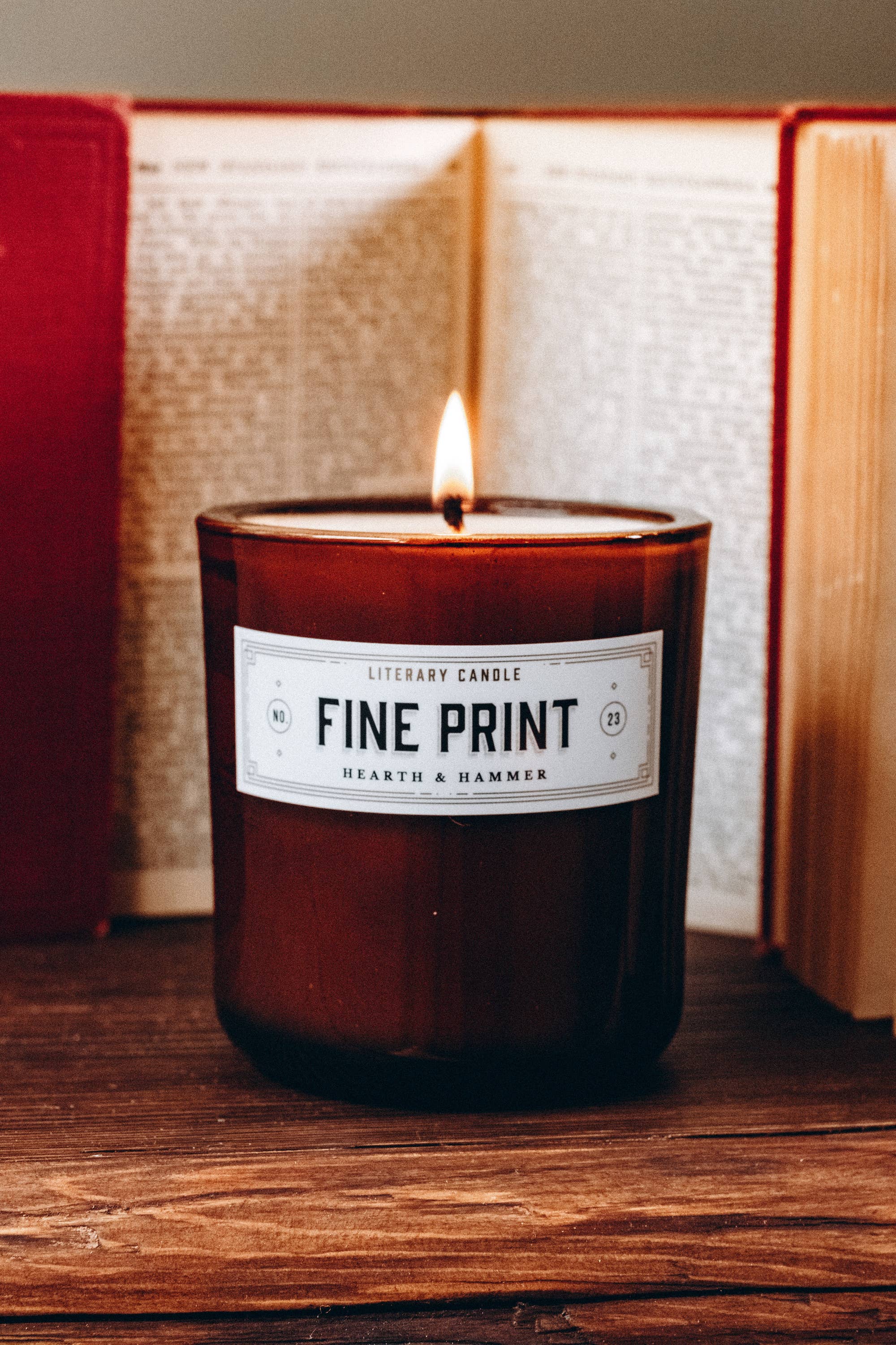 Hearth & Hammer – Großhandel Kerze im Glas / gefüllte Kerze – Literarische Sojakerze mit Kleingedrucktem1