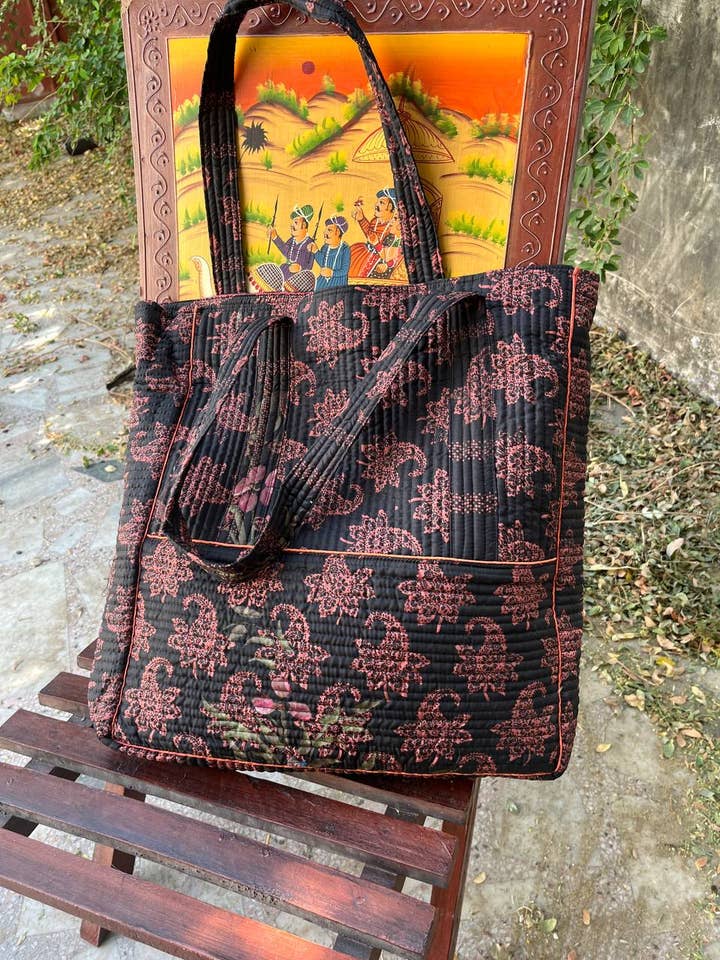 Nouveau sac à sari en soie, sac matelassé en soie, sacs fourre-tout à bandoulière pour femmes pour la vente par Bhawana Handicrafts