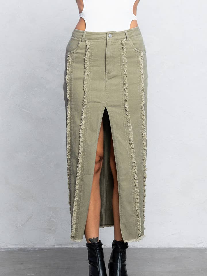 Jupe midi effilochée avec fente centrale pour la vente par No Vacancy