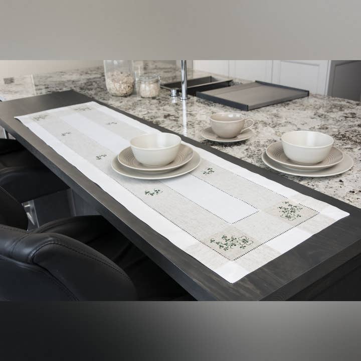 Centrino da tavola Kinsale Shamrock 14 x 54 per la vendita all'ingrosso da parte di Dublin Gift Company