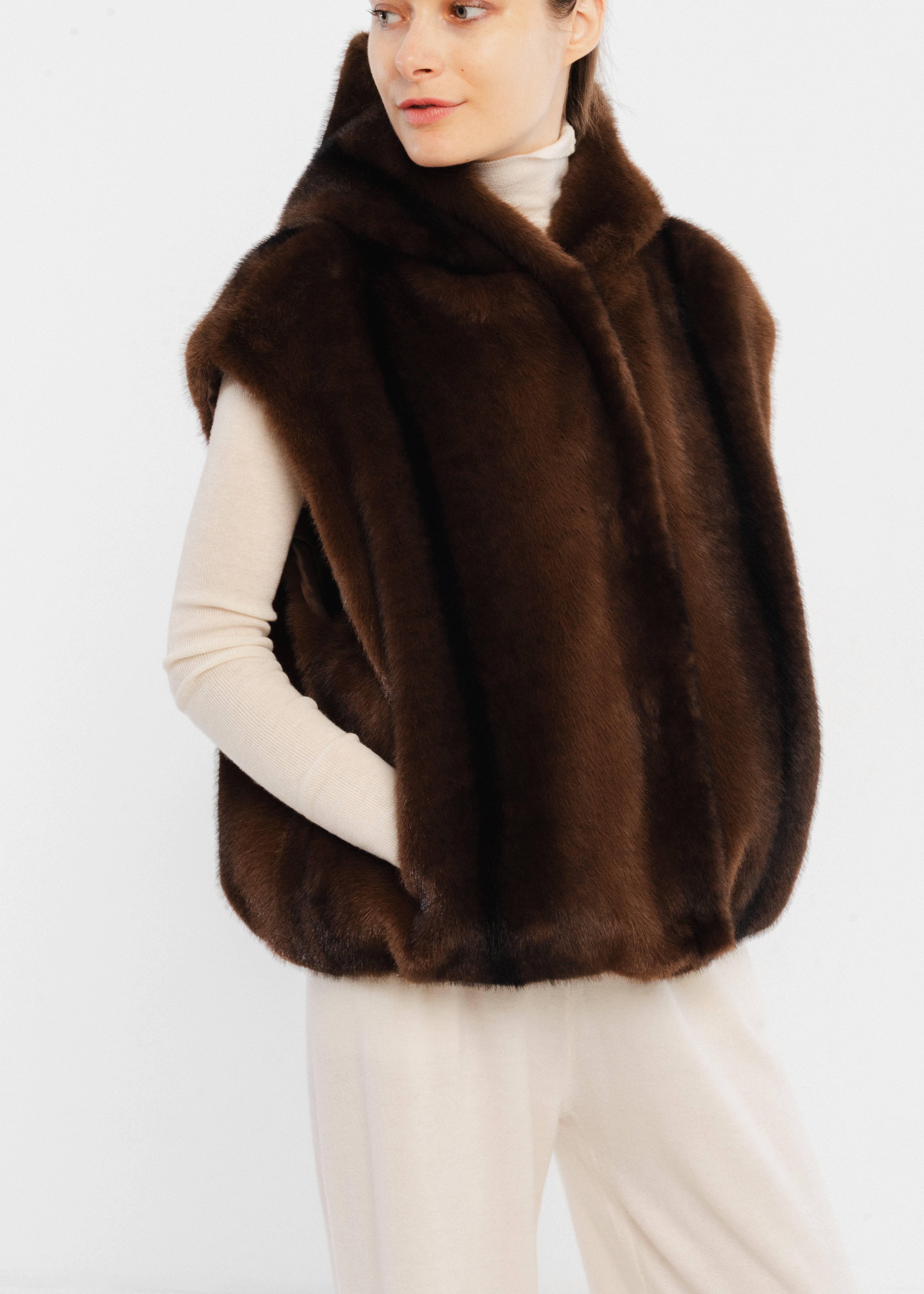 marrone Gilet corto con cappuccio senza maniche in pelliccia sintetica in vendita all'ingrosso su Faire5