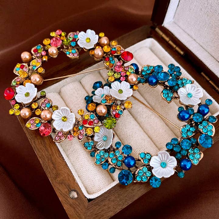 Farverig blomsterkrans broche, perle- og rhinsten nål for engroshandel hos Tourtiwi