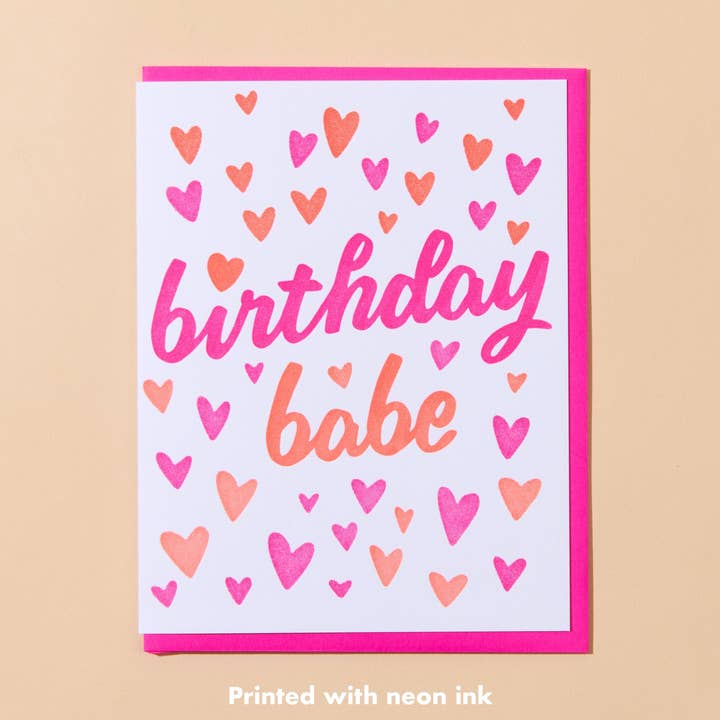 Tarjeta de Felicitación Letterpress Cumpleaños Babe - Barbie, Corazones - Hecho en EE. UU. - Verano para venta al por mayor de And Here We Are