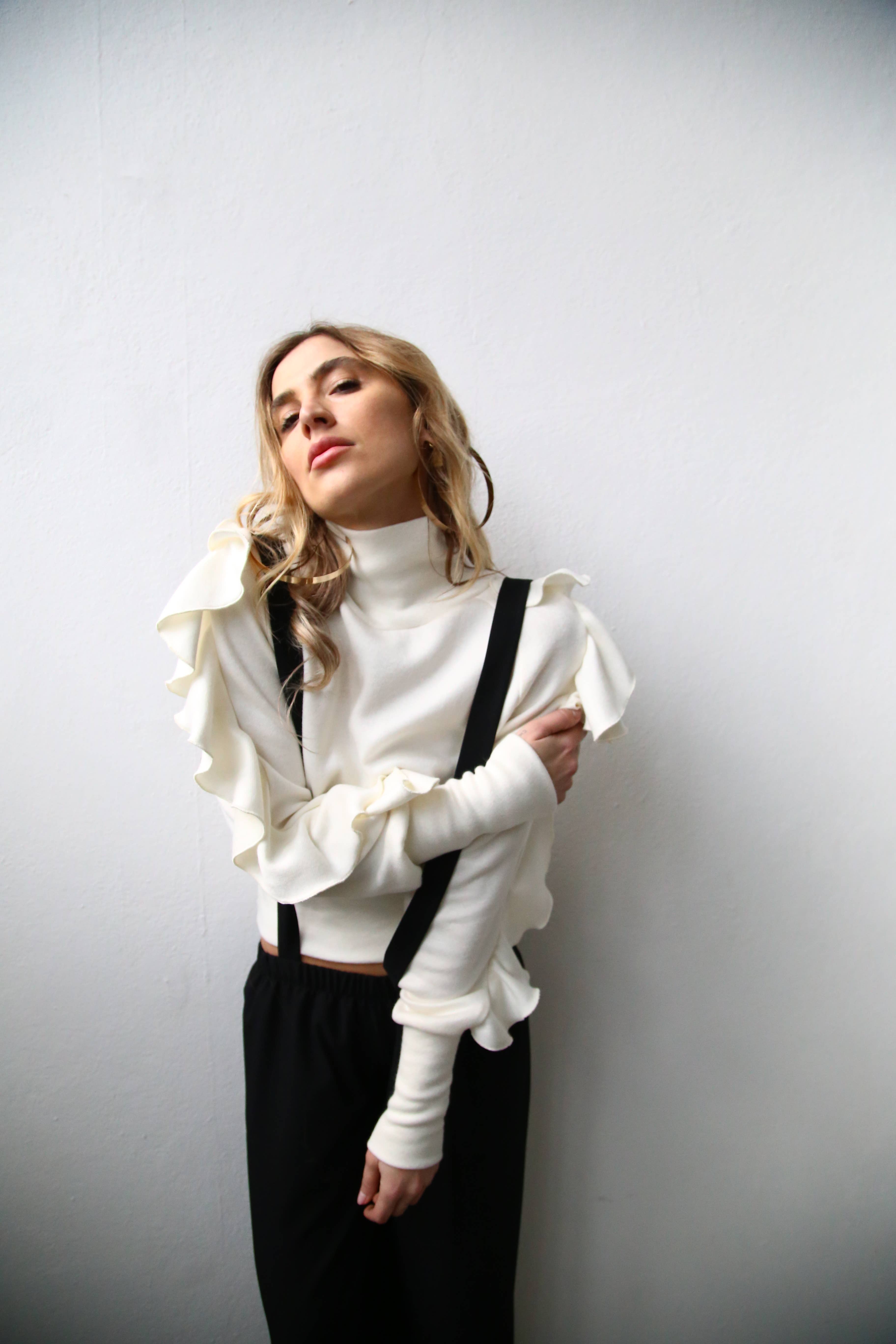 Vit Oslo raglantröja med volangärmar och polo, vit för wholesale på Faire2