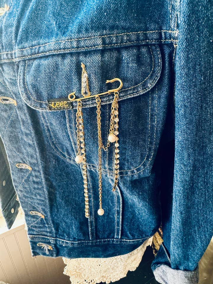 Broche de Cadena Glam de Estrás, Broche de Encanto Vintage Reciclado para venta al por mayor de Jo Noelle