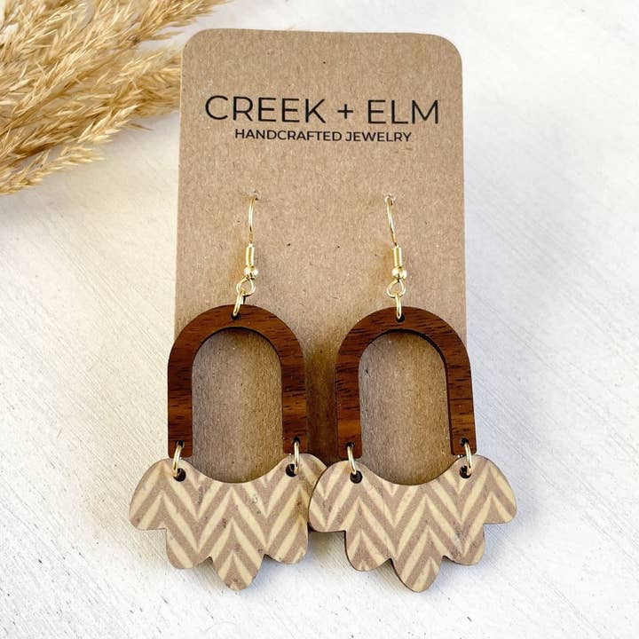 Boucles d'oreilles pendantes en liège à festons Paige + bois de noyer en forme d'arc - Chevron pour la vente par Creek and Elm