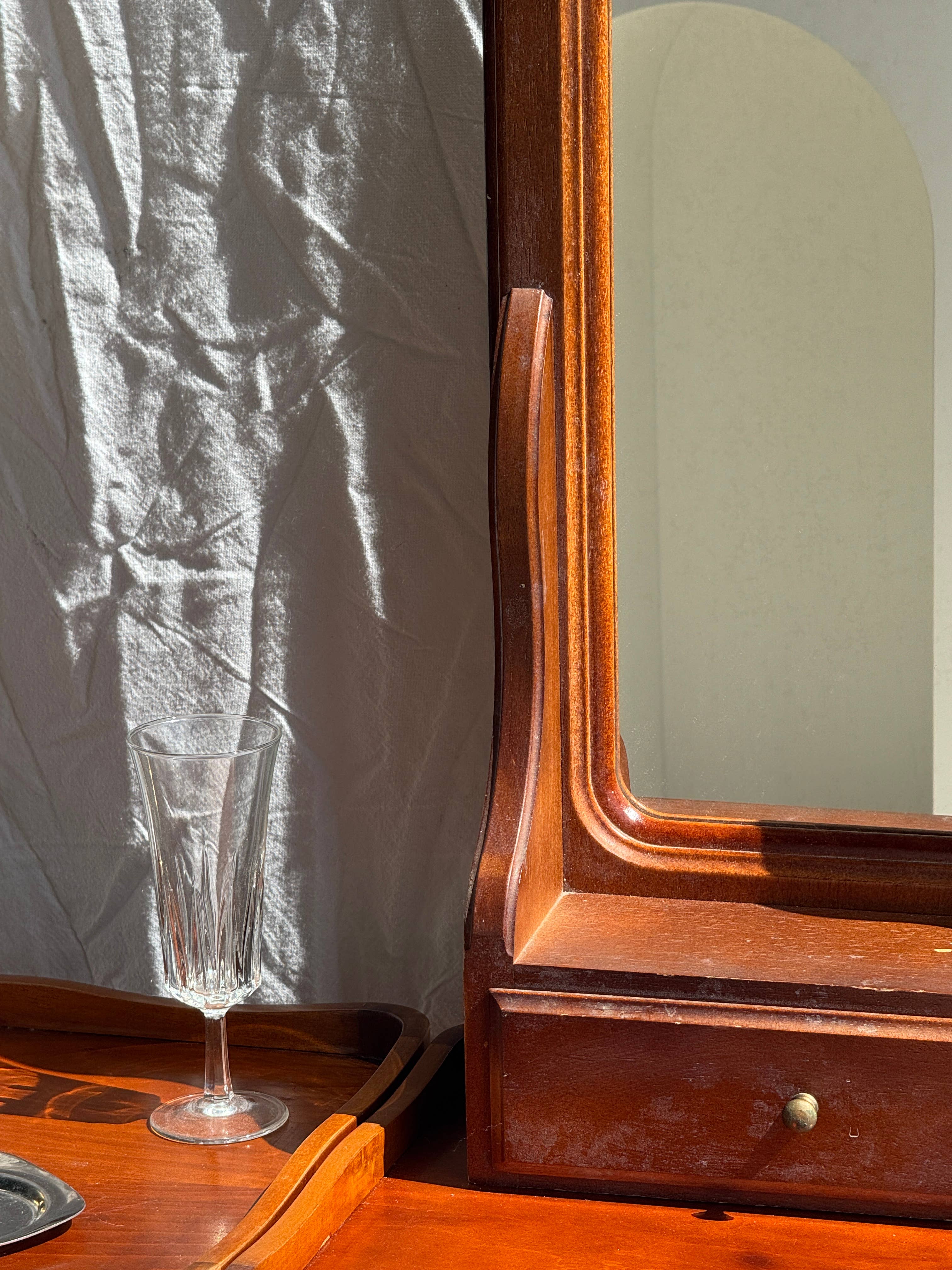 Office Objets - Wholesale Wall Mirror - Rounded mirror with a brown wooden drawer H6720