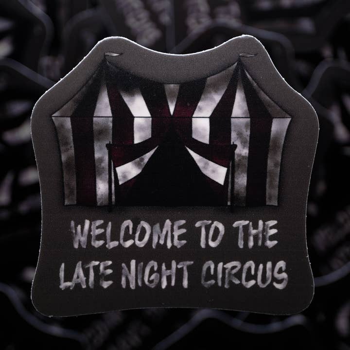 Adesivo opaco Welcome To The Late Night Circus, 2,5" per la vendita all'ingrosso da parte di Smut & Stick