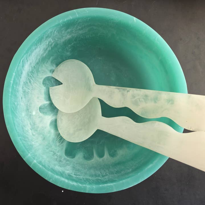 Stor håndstøbt harpiks salatskål og hvid serveringsske for engroshandel hos Gibb & Daan