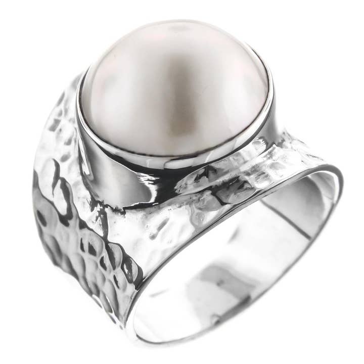 bague en argent sterling 925 martelée à la main de Bali avec perle mabé blanche de culture pour la vente par FifiRose