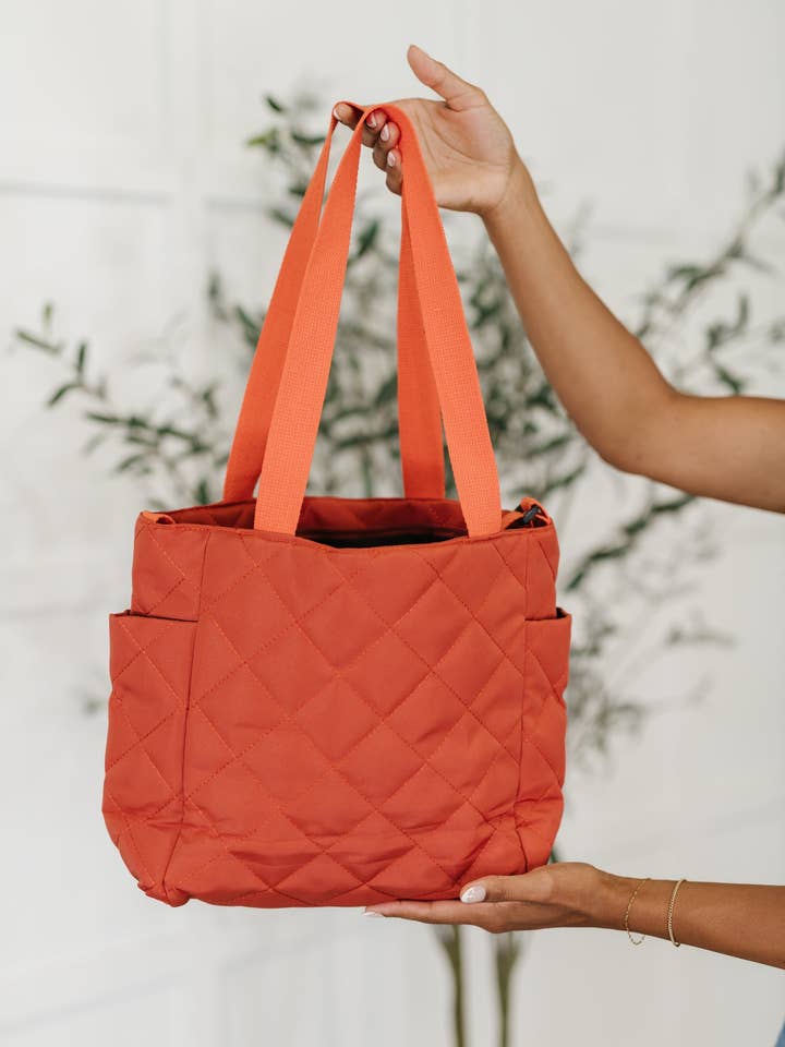 Där går hon-väska i tomat för wholesale av Simple Blessings Boutique