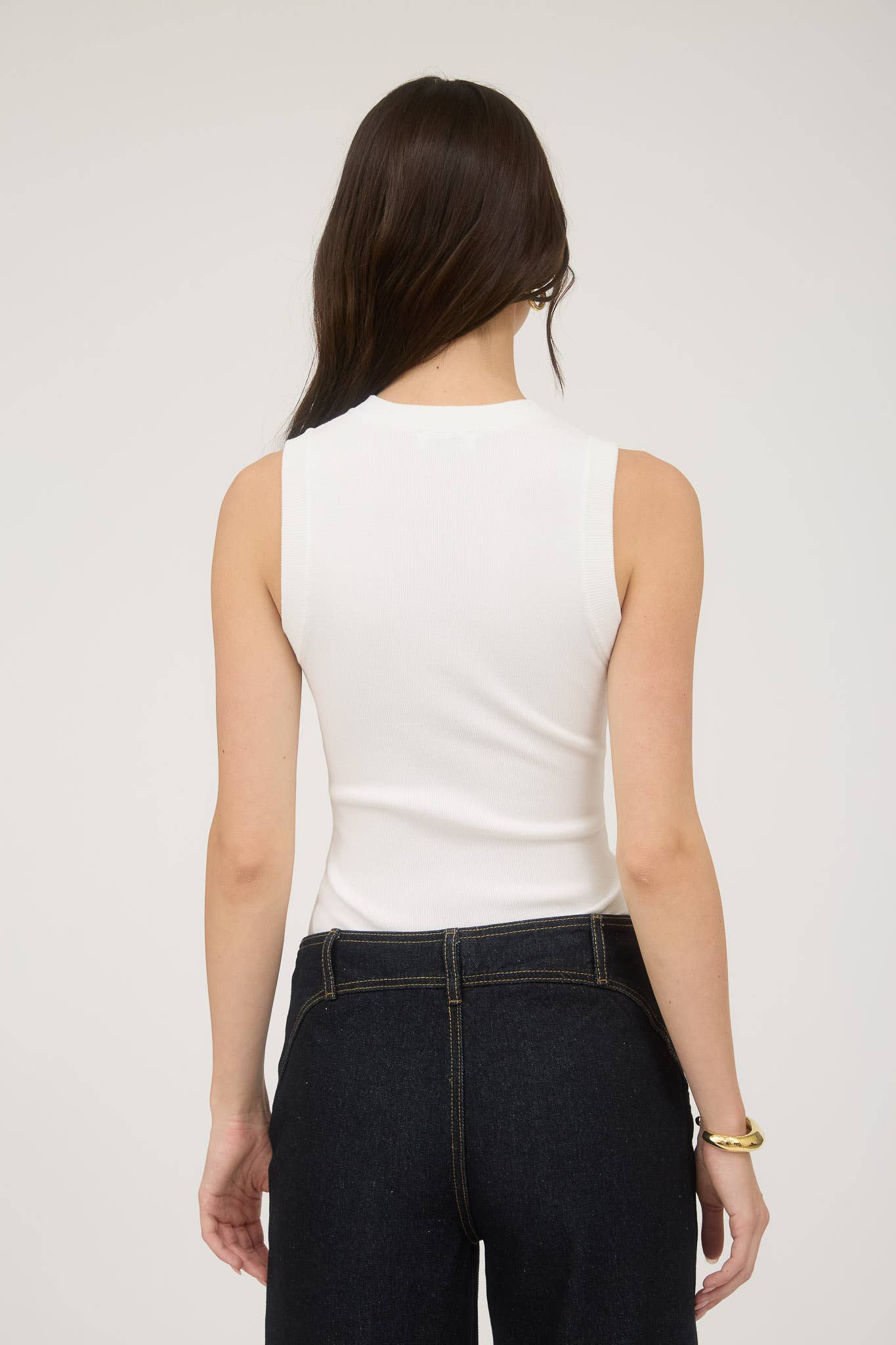 The Workshop Studio – wholesale Stickad topp - Dam – Ärmlös tröja med rund halsringning i stickad modell6