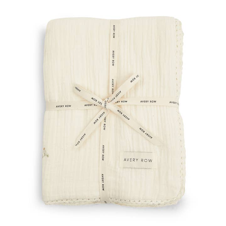 Bestickte Musselindecke - Wild Chamomile für den Großhandel von Avery Row