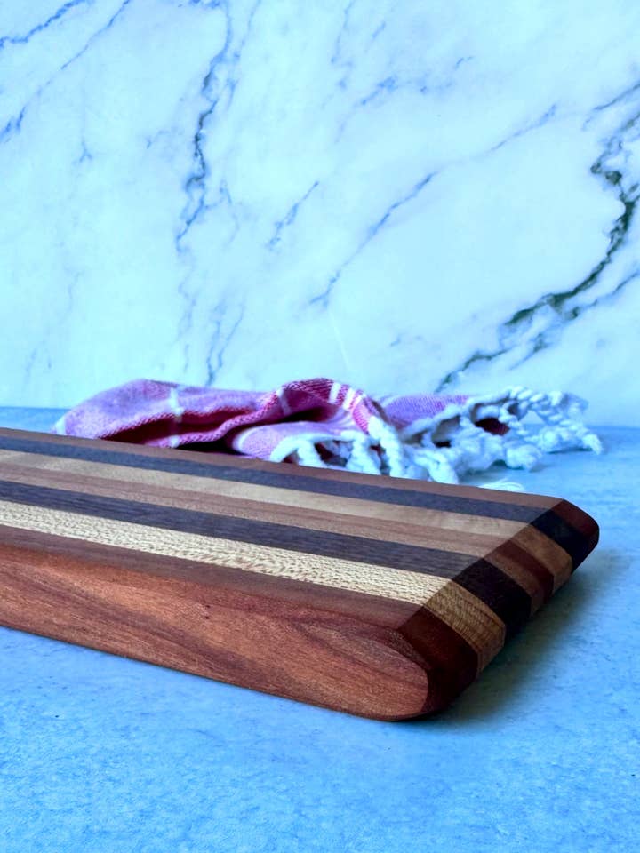 DAS STREIFENBRETT | 16" SERVIERBRETT | ABGEWINKELTE ENDEN für den Großhandel von THE RILEY/LAND COLLECTION