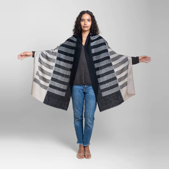 Noir Cascade Ikat Handgeweven Kasjmier Sjaal voor wholesale door SADHU HANDMADE NATURALS