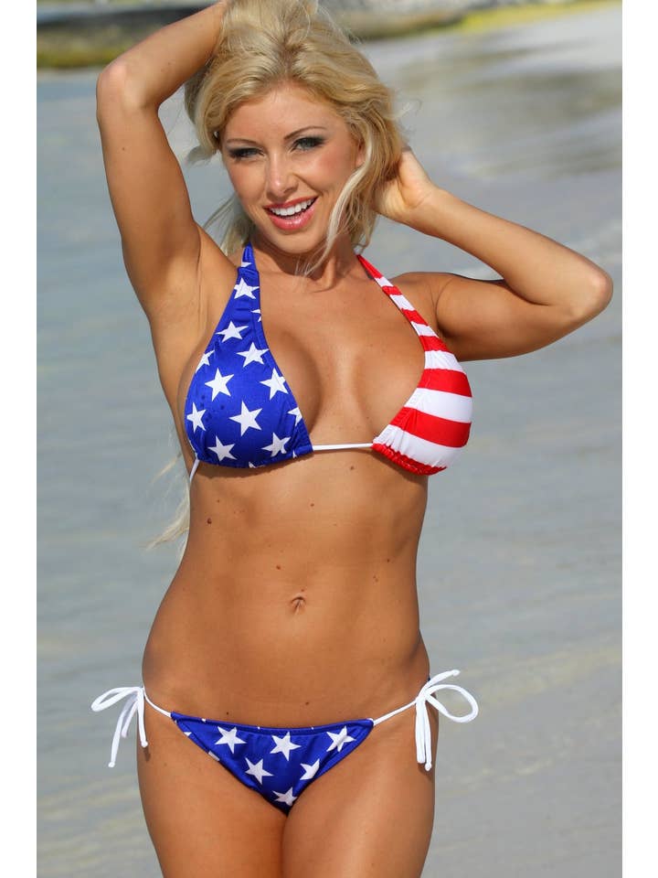 Stars/Stripes Slip bikini con cravatta laterale bandiera USA - Z262 in vendita all'ingrosso su Faire