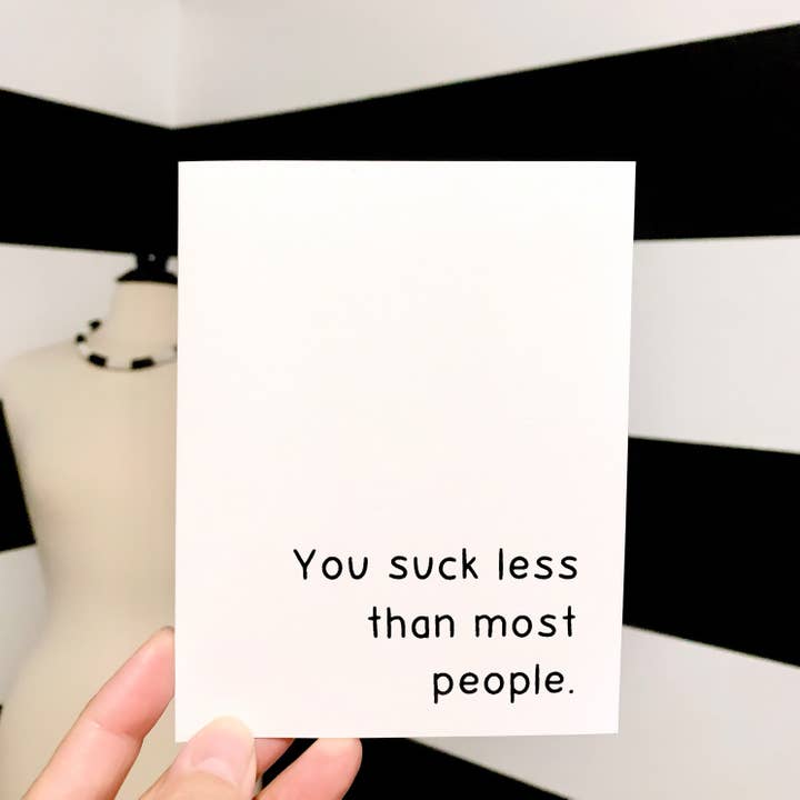 ”Du suger mindre än de flesta.” Citerat. Gratulationskort för wholesale av AMW the studio