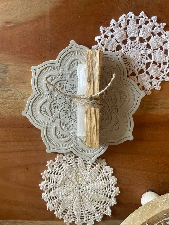 Palo Santo + Baguette en sélénite pour la vente par Concetta's Cup