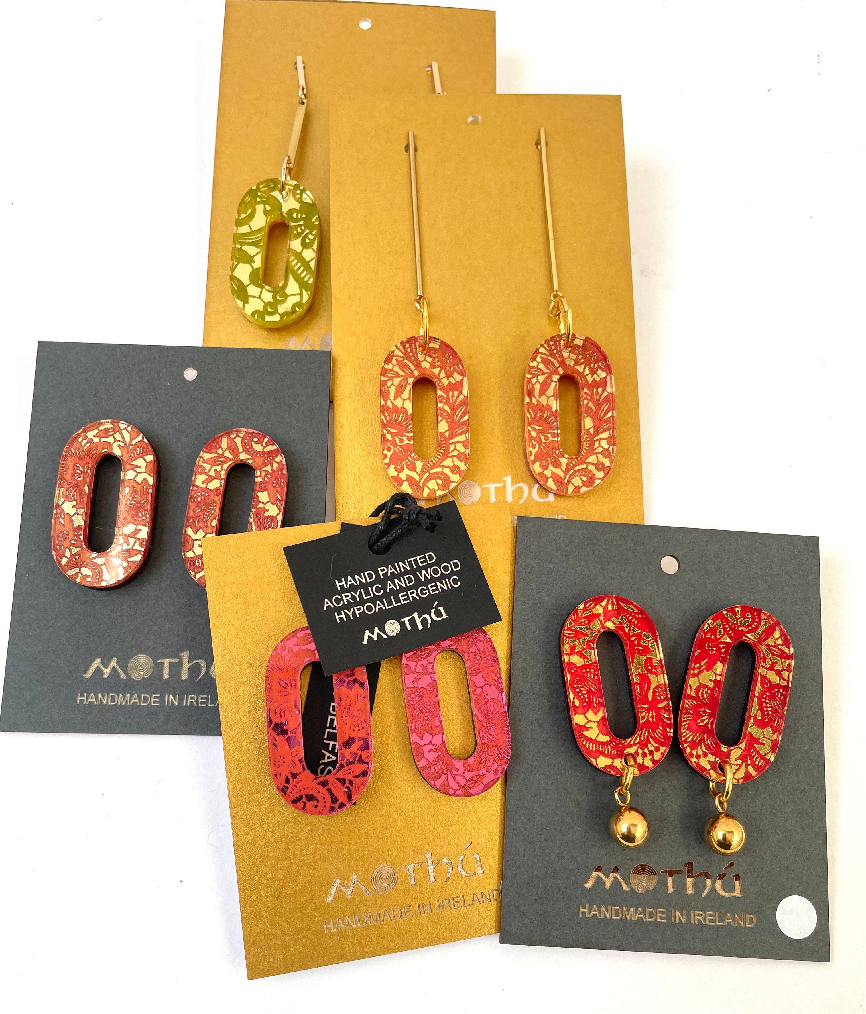 Mothú Jewellery - Venta al por mayor Pendientes colgantes - Pendiente colgante, acrílico escarlata y dorado, estampado de encaje, dorado8