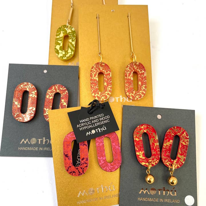 Mothú Jewellery - Venta al por mayor Pendientes colgantes - Pendiente colgante, acrílico escarlata y dorado, estampado de encaje, dorado8