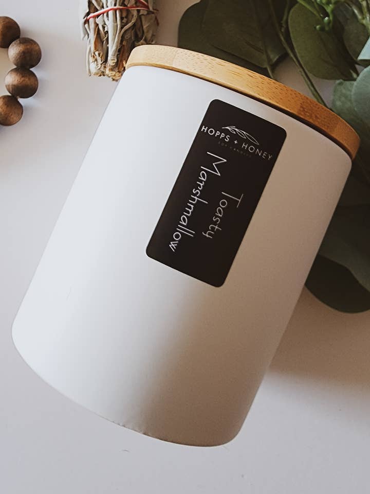Bougie moderne en cire de soja Toasty Marshmallow-Modern pour la vente par Hopps and Honey